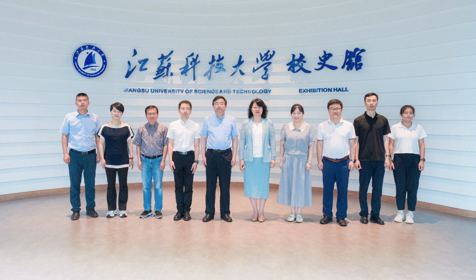 1754897531350163.jpg 参观校史馆2.jpg