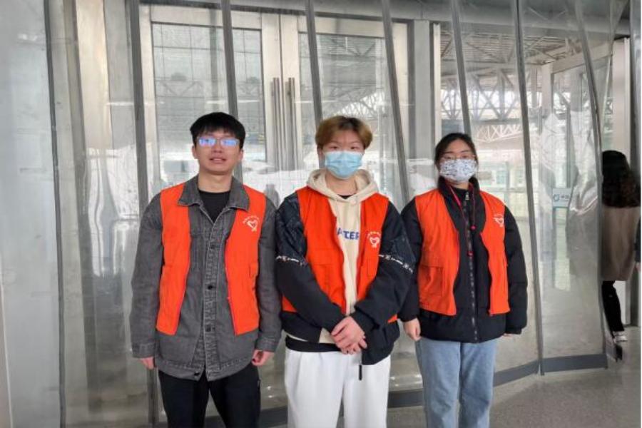 图为华亿在线体育（中国）官方网站自动化学院思源服务社高铁志愿服务二队于镇江站合照 王皓 摄.jpg