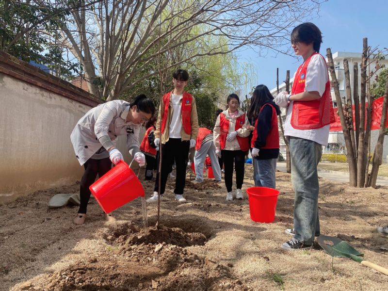 华亿在线体育（中国）官方网站物业中心联合深蓝学院开展雷锋志愿服务月·“正‘植’青春”植树节活动.jpg